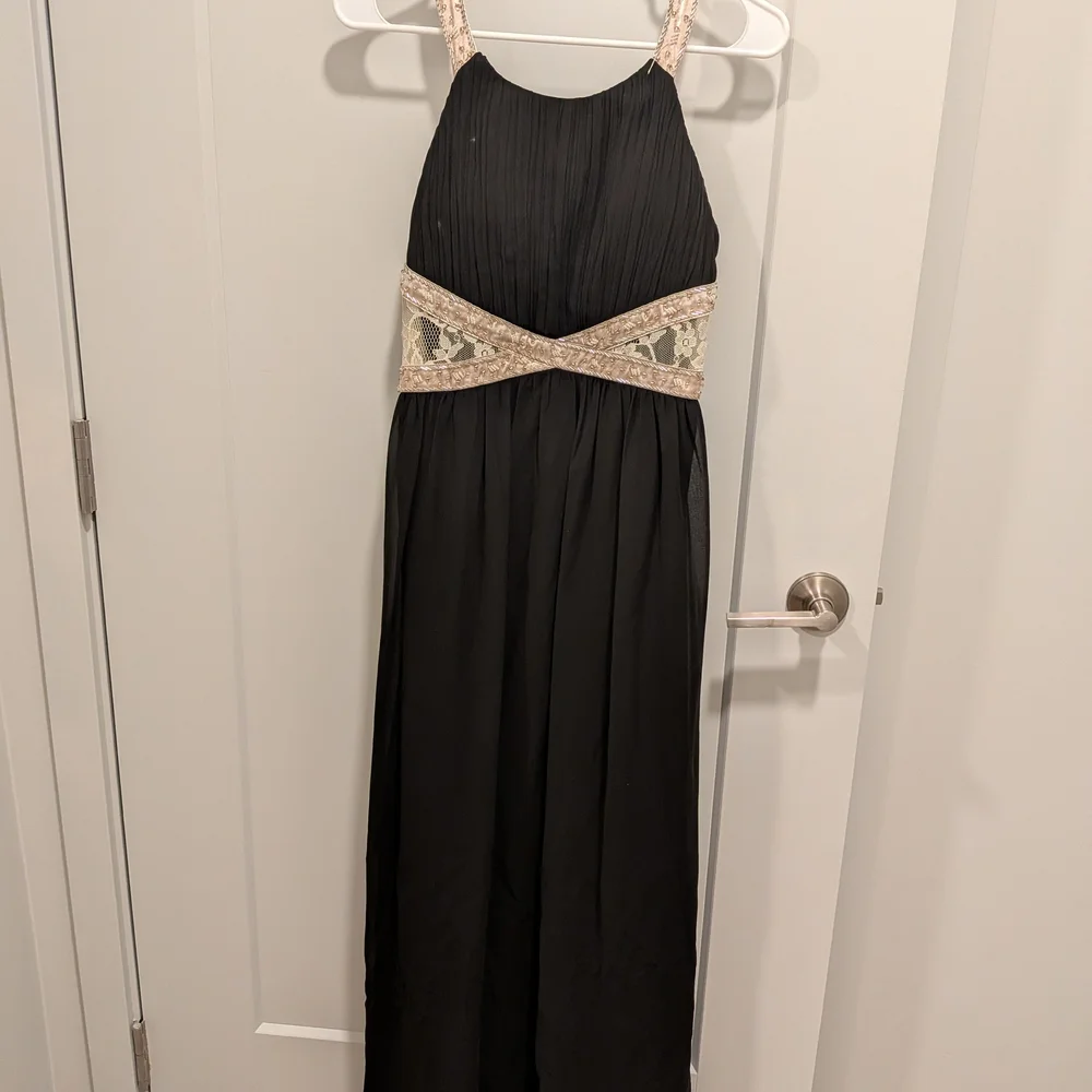 Elegant Black Dress - Picture 1 of 6
